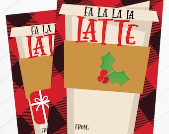 Op de afbeelding: Twee printbare cadeaulabels met een rode en zwarte buffalo plaid achtergrond met een cartoon koffiebeker. Het grotere label zegt "Fa La La La La Latte" met een hulsttak. Het kleinere label zegt "Fa La La Latte". Beide labels hebben ruimte voor de naam van de gever.