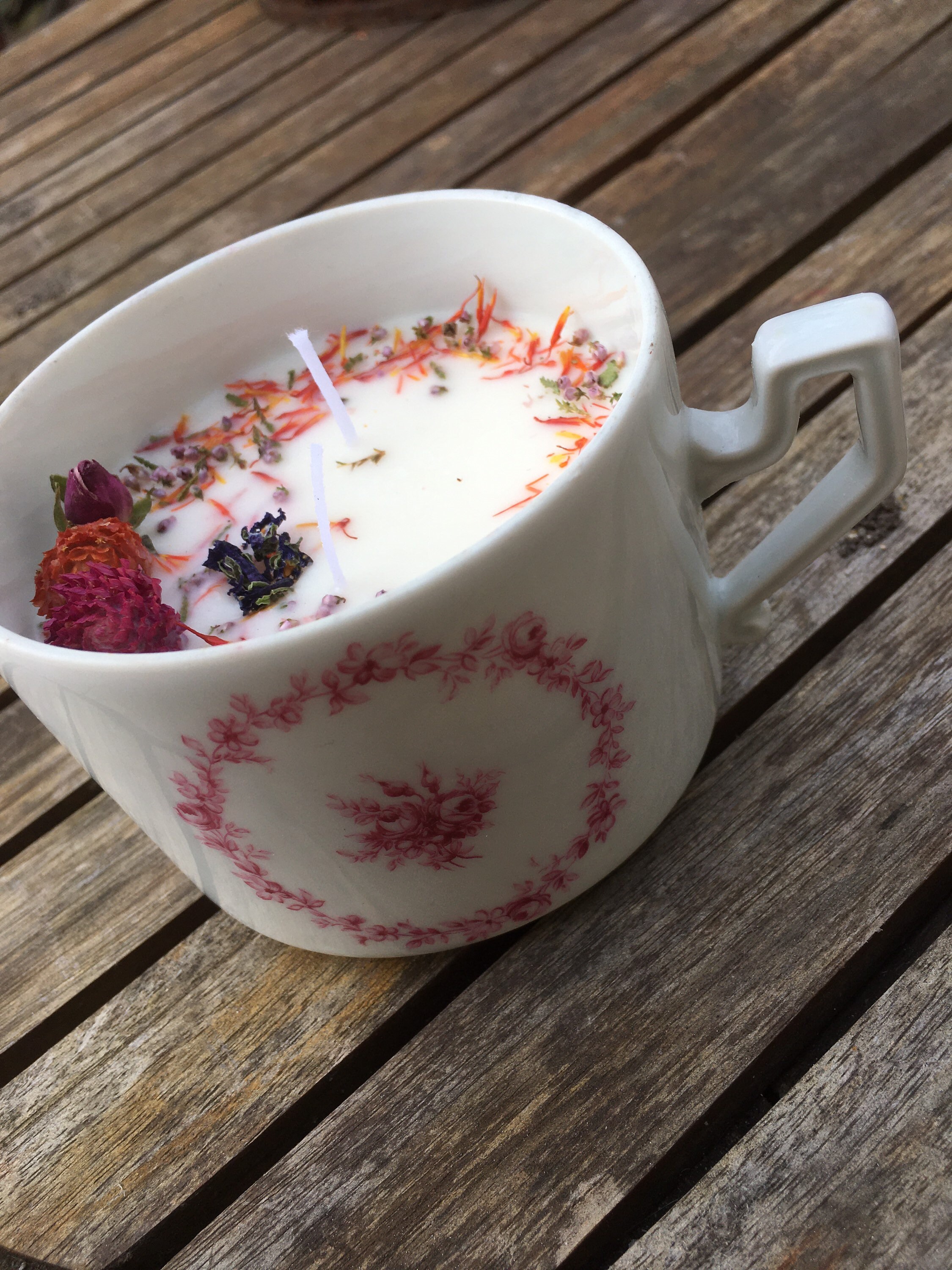Grande Bougie Dans Sa Tasse Ancienne Fleurie Au Coquelicot