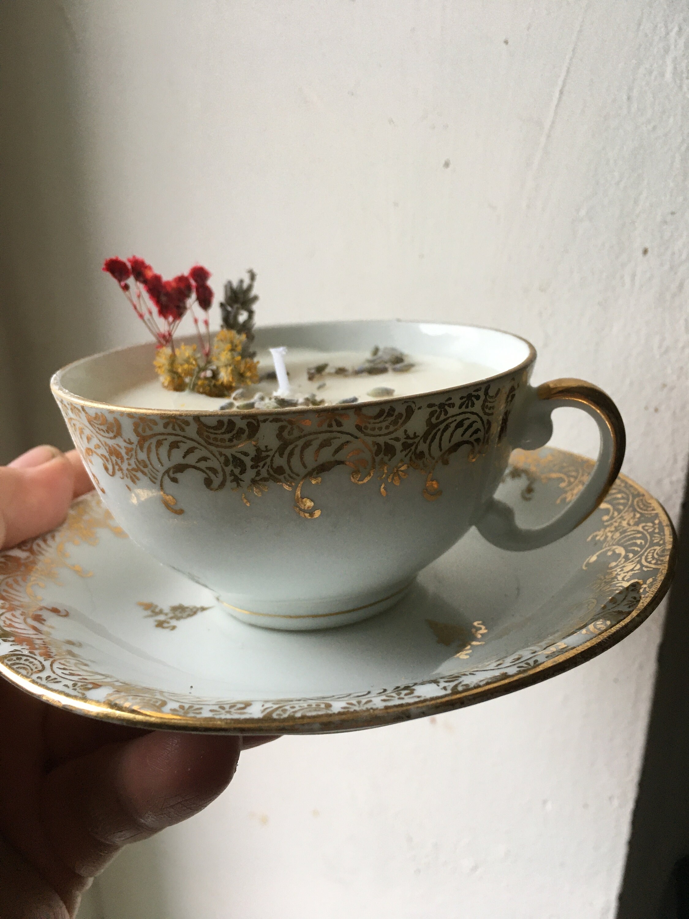 Bougie Vintage Dans Sa Tasse Fleurie à La Vanille