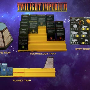 Op de afbeelding: Een Twilight Imperium bordspelaccessoireset met een zeshoekig Strategy UFO-dienblad, een gelaagd geel technologiedienblad met spelkaarten, een zwart Emirates of Hacan-spelersbord met stat-token-modifiers en een geel Planet-dienblad met kaarten.