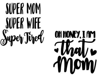 Puede incluir: Dos diseños en blanco y negro basados en texto sobre un fondo blanco. El primer diseño dice "SUPER MOM SUPER WIFE 1 Super Tired". El segundo diseño dice "OH HONEY. I AM that MOM 2".
