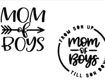 Puede incluir: Dos diseños gráficos negros sobre un fondo blanco. El primer diseño presenta el texto MOM OF BOYS con un gráfico de flecha. El segundo diseño presenta el texto MOM OF BOYS dentro de un marco circular con el texto FROM SON UP TILL SON DOWN.