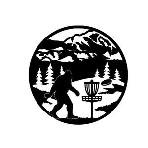 Pode incluir: Silhueta preta e branca de um Pé Grande jogando frisbee em uma paisagem montanhosa. A cesta de frisbee está em primeiro plano, com um disco voando pelo ar. O Pé Grande está usando um chapéu e tem barba.