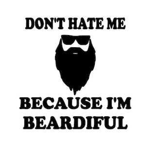 Puede incluir: Diseño gráfico en blanco y negro con el texto "Don't hate me because I'm Beardifull" y una silueta de un hombre con barba y gafas de sol.