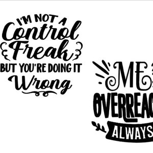 Op de afbeelding: Twee zwart-witte printbare ontwerpen voor t-shirts of mokken. Het eerste ontwerp zegt "Ik ben geen controlefreak, maar je doet het verkeerd." Het tweede ontwerp zegt "Ik overreageer? Altijd."