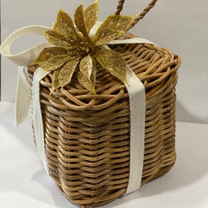 Rattan gift box with ribbon ornament