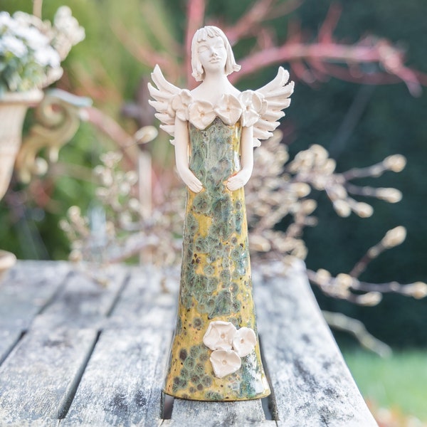 Eleganter Engel mit Blumenkleid, Handgemachte Keramikfigur,Tonfigur,Schutzengel mit Blüten, Gartenengel, Dekoration, Skulptur, getöpfert