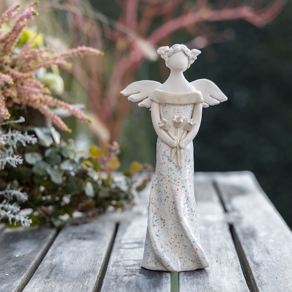 Stehender Engel mit Tulpen in den Händen, Schutzengel mit Blumen, Keramik Engel, Figur handgearbeitet, Tonfigur, Keramikblumen, Deko