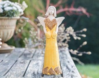 Ange en céramique avec les mains dans les poches, ange en céramique, figure faite à la main, communion, figure d'ange, sculpture, ange gardien avec coeur, cadeau