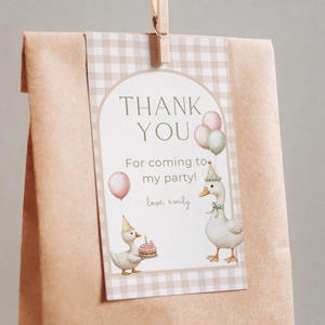 Plantilla de etiqueta de agradecimiento para el primer cumpleaños de One Silly Goose, temática de ganso de género neutro, etiqueta de regalo imprimible para el primer cumpleaños.