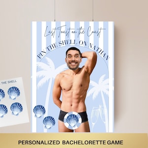 Könnte beinhalten: Ein blaues und weißes Bachelorette-Partyspiel mit dem Text "Last Toast on the Coast" und "Pin the Shell on Nathan". Das Spiel zeigt einen Ausschnitt eines Männertorsos mit einem Gesicht in einem Kreis.