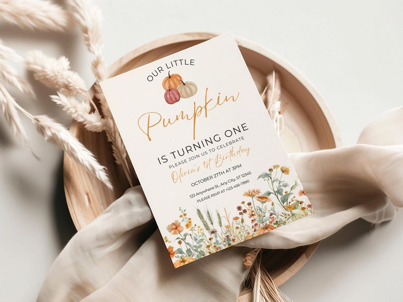 Puede incluir: Una invitaci&oacute;n imprimible para una fiesta de primer cumplea&ntilde;os con tem&aacute;tica oto&ntilde;al. La invitaci&oacute;n presenta una ilustraci&oacute;n de acuarela de calabazas y flores. El texto de la invitaci&oacute;n dice: "Nuestra peque&ntilde;a calabaza est&aacute; cumpliendo un a&ntilde;o. &Uacute;nase a nosotros para celebrar el primer cumplea&ntilde;os de Olivia. 27 de octubre a las 3:00 p. m. 123 Anywhere St. Any City, ST 12345. Por favor, confirme su asistencia al 123-456-7890."