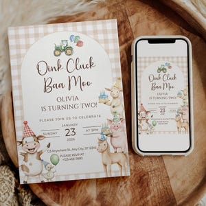 Pode incluir: Um convite de aniversário com tema de fazenda com o texto "Oink Cluck Baa Moo" e "Olivia está fazendo dois anos!" O design inclui um trator, balões e ilustrações de animais de fazenda. O convite é exibido em um telefone e um cartão impresso.