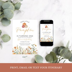 Puede incluir: Una invitaci&oacute;n imprimible para una fiesta de primer cumplea&ntilde;os con tem&aacute;tica de calabaza. La invitaci&oacute;n presenta una ilustraci&oacute;n de acuarela de calabazas y flores. El texto de la invitaci&oacute;n dice "Nuestra peque&ntilde;a calabaza cumple un a&ntilde;o" e incluye la fecha, la hora y el lugar de la fiesta.