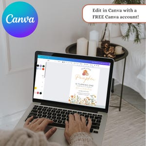 Puede incluir: Un ordenador port&aacute;til que muestra un dise&ntilde;o de Canva para una invitaci&oacute;n de primer cumplea&ntilde;os. La invitaci&oacute;n presenta una ilustraci&oacute;n de acuarela de calabazas y el texto "Nuestra Peque&ntilde;a Calabaza Cumple Un A&ntilde;o".