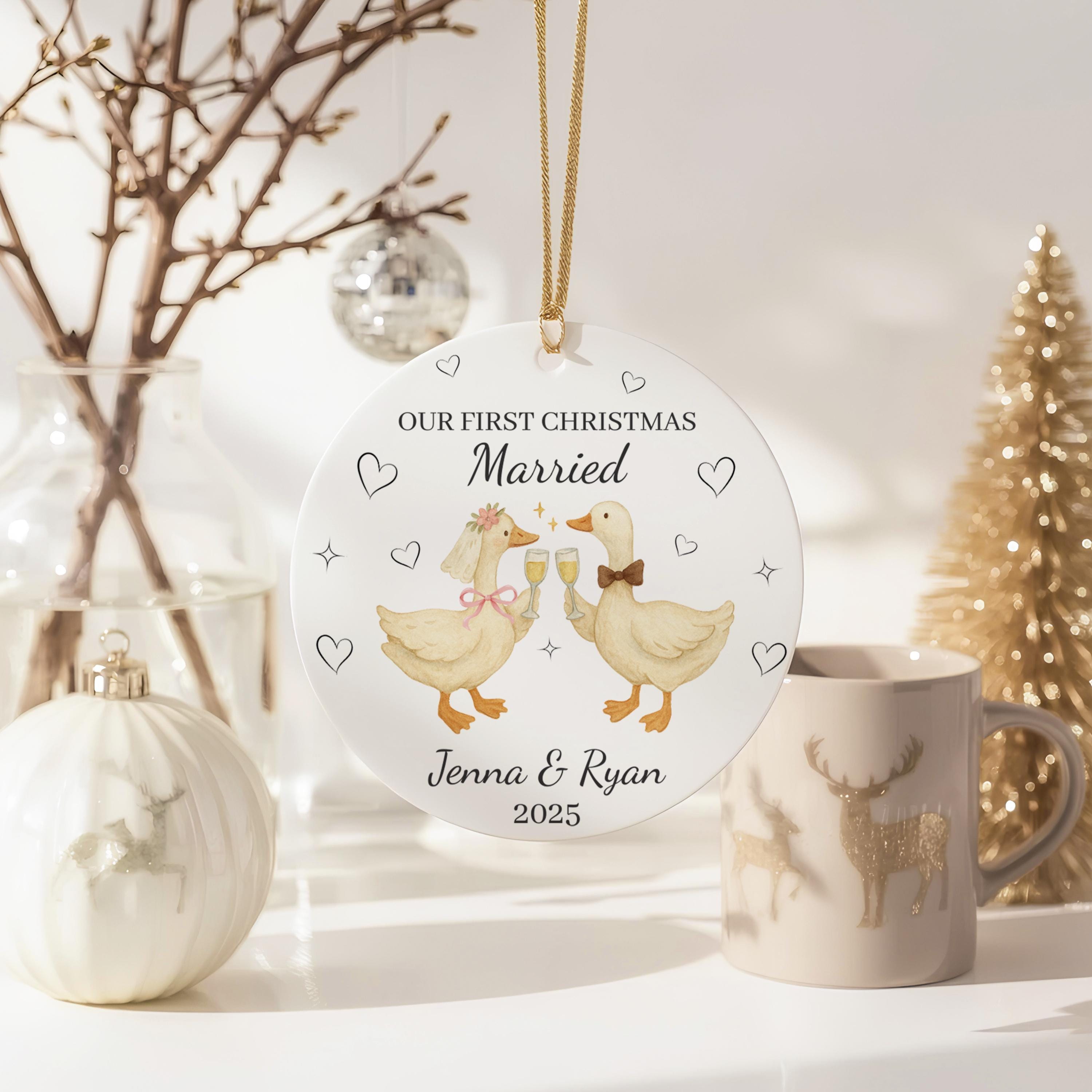 結婚したばかりのカップルへの初めてのクリスマスオーナメント 2025