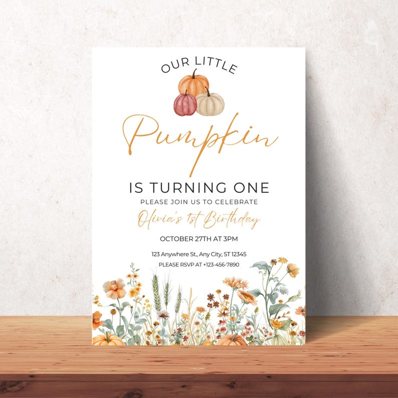 Puede incluir: Una invitaci&oacute;n blanca con un gr&aacute;fico de calabaza dorada y el texto "Our Little Pumpkin is Turning One". La invitaci&oacute;n tambi&eacute;n incluye el texto "Please join us to celebrate Olivia's 1st Birthday", "October 27th at 3pm", "123 Anywhere St, Any City, ST 12345", y "Please RSVP at +123-456-7890". La invitaci&oacute;n est&aacute; decorada con una ilustraci&oacute;n de acuarela de flores y hojas de oto&ntilde;o.