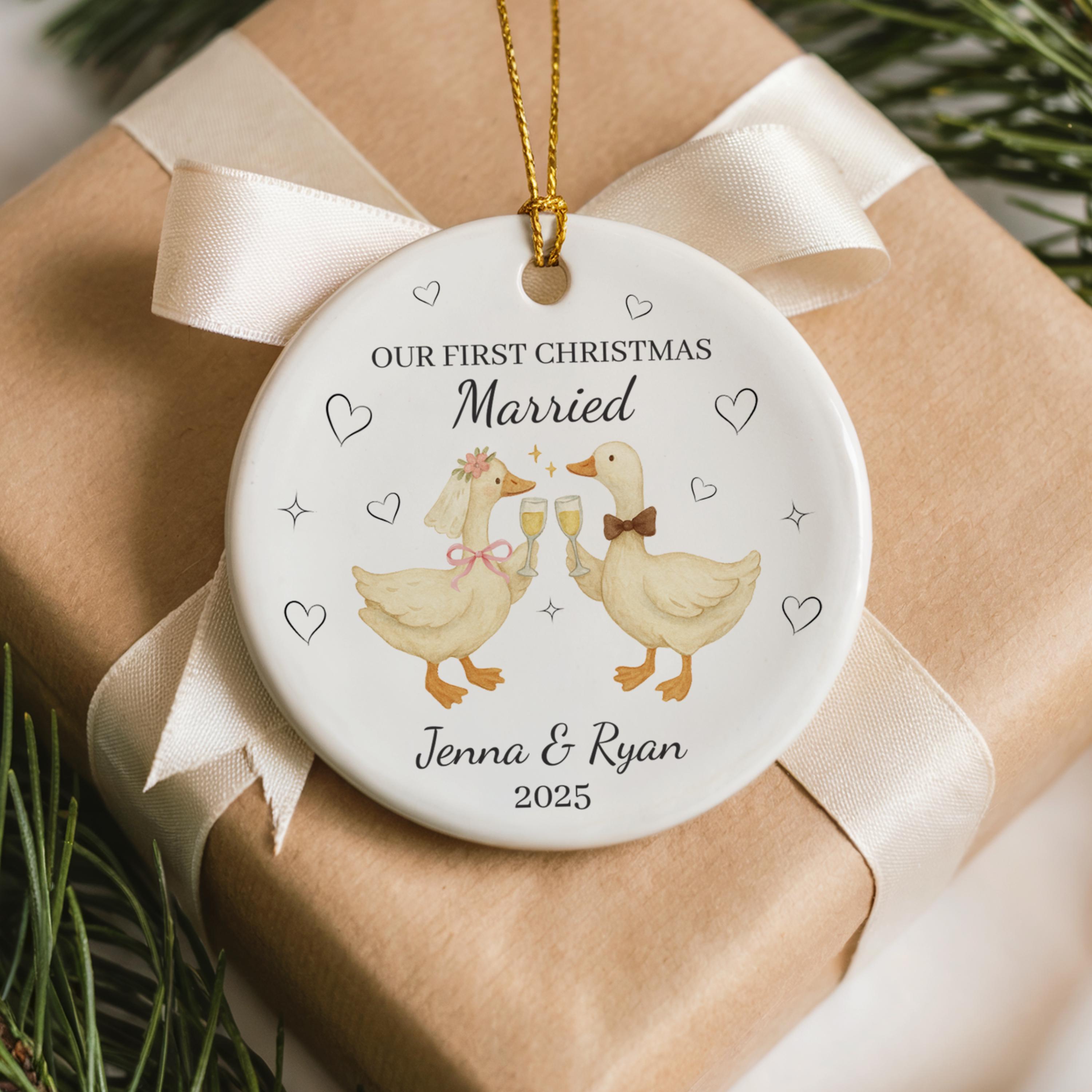 結婚したばかりのカップルへの初めてのクリスマスオーナメント 2025