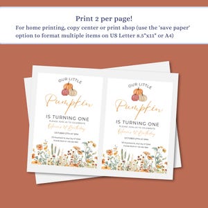 Puede incluir: Dos invitaciones imprimibles para un primer cumplea&ntilde;os. Las invitaciones presentan una ilustraci&oacute;n de acuarela de calabazas y flores. El texto en las invitaciones dice "Nuestra peque&ntilde;a calabaza cumple un a&ntilde;o" e incluye la fecha y la hora de la fiesta.