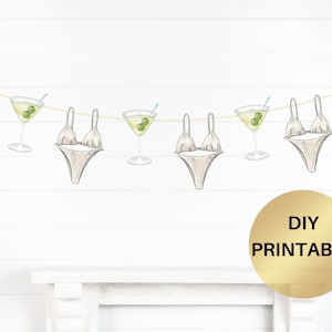 Pode incluir: Uma faixa em aquarela com uma série de tops de biquíni e taças de martini com azeitonas. A faixa está pendurada em um fundo branco. Um círculo dourado com o texto "DIY PRINTABLE" está no canto inferior direito.