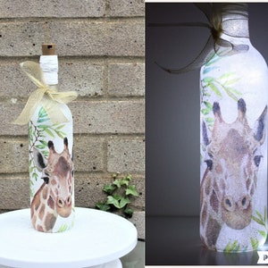Lámpara de botella con forma de jirafa, lámpara de botella iluminada con decoupage, lámpara de botella, luz LED que funciona con pilas, botella de vino reciclada