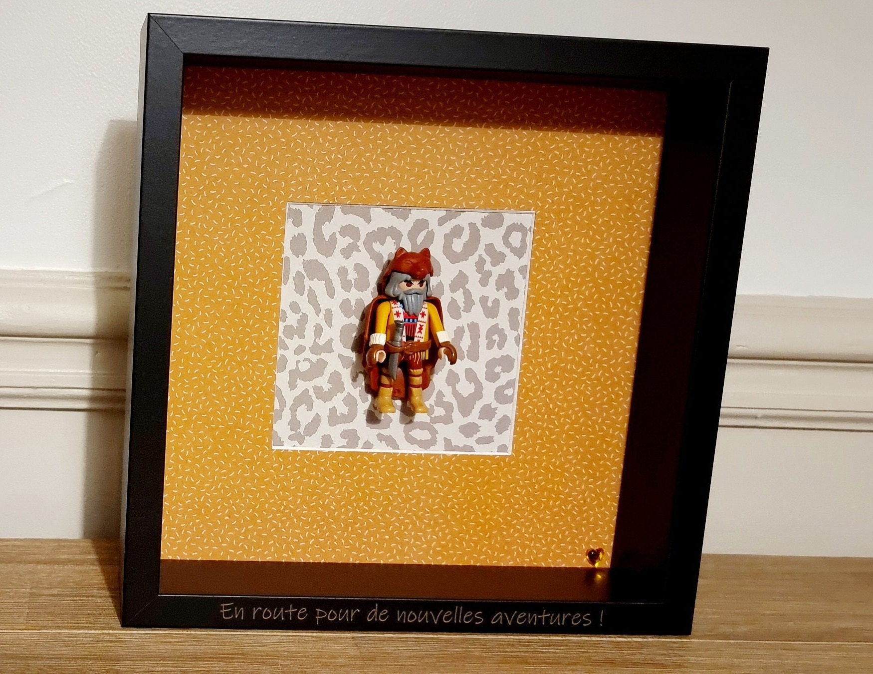 Cadre Playmobil Gravé et Personnalisable Aventurier Koh Lanta Délivrant Un Message Tendre en Route P