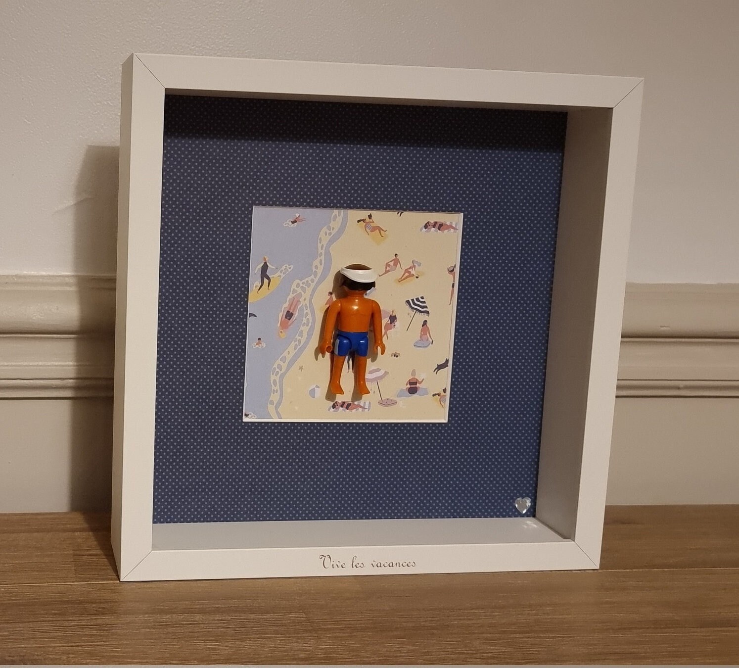 Cadre Playmobil Gravé et Personnalisable Le Beau Gosse Des Plages Délivrant Un Message Positif Bienv