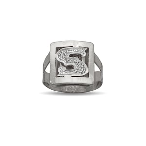 以下が含まれることがあります： 中央に立体的なスタイリッシュな文字「S」が施された正方形のセッティングが特徴のシルバーリングです。