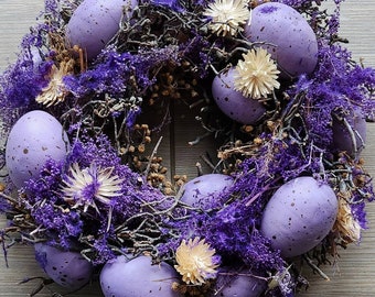 Osterkranz  mit Eiern und getrockneten Gräsern, Blumen und Zweige