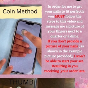 Puede incluir: Instrucciones para medir el tama&ntilde;o de los dedos para u&ntilde;as personalizadas. La imagen muestra una mano sosteniendo una moneda junto a la pantalla de un tel&eacute;fono y una mano con una moneda junto al pulgar. El texto dice "Medidas Debe seguir estos pasos !!! M&eacute;todo de la moneda Pulgar Para que pueda obtener sus u&ntilde;as para que queden perfectamente, DEBE seguir los pasos de este video y enviarme una foto de sus dedos junto a una moneda de veinticinco centavos o una moneda de diez centavos. Si no proporciona una foto de sus u&ntilde;as (como se muestra en el ejemplo de foto proporcionado), no podr&eacute; comenzar su conjunto. Lo que resultar&aacute; en que reciba su pedido tarde."