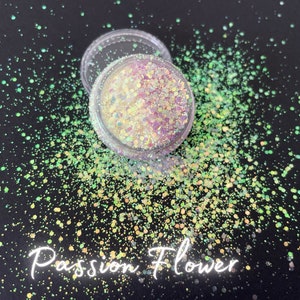 Glitter, UV Changing Sun Reactive Glitter, Yellow to Purple Chunky Cosmetic Glitter for Nails, Resin, Slime, Tumblers, Wax Melts & Crafts