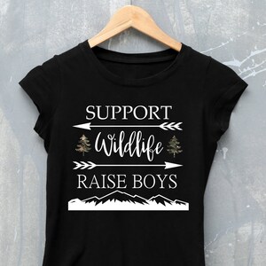 Camiseta Black Support Wildlife Raise Boys, Regalo de mamá, Regalo para mamá, Mamá de niños, Camisa de mamá divertida, Vida de mamá, Regalo para papá, Vida de papá