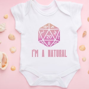 D&D Natürliches 20 Rosa Farbwechsel Opal Baby Body Shirt, Nerdy Baby Junge Mädchen, Würfel Baby Body, Opal Farbwechsel T-Shirt für Kinder