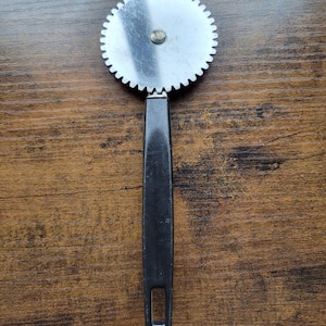 Vintage Pastry Wheel/Dough Stamp, Cutter, Crimper, Pasta, Ravioli, Pie Maker