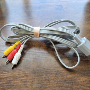 Nintendo Wii Console TV AV Cable RVL-009 oem - Red/White/Yellow - used and works
