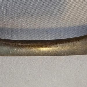 Könnte beinhalten: Ein gebogener Schrankgriff im antiken Stil in dunkler Bronze. Der Griff hat eine leichte Krümmung und abgerundete Enden mit einem dekorativen, klauenartigen Design. Geeignet für Möbelrestaurierung oder Neubauten. Die Länge beträgt ca. 15 cm.
