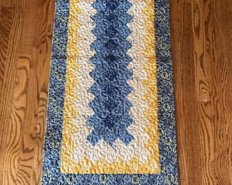 Blauw/geel/wit gewatteerde tafelloper