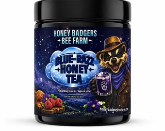 Pode incluir: Um frasco preto de chá de mel Blue-Razz da Honey Badgers Bee Farm. O rótulo apresenta um texugo com chapéu e cachecol, segurando uma caneca de chá roxo contra um fundo estrelado. O texto inclui Naturally blue & caffeine-free, Made with butterfly pea flower e honeybadgersbeefarm.com.