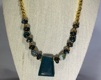 Green agate and gold tone beaded necklace.