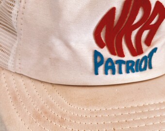 Vintage witte NRA Patriot Hat-trucker hat snap back, one size fits all, witte trucker hoed, vilten letters, ruger vuurwapenspeld gemaakt in de VS