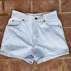 Vintage high waisted 80s/90s denim shorts, Essentiale club, size 7, high waisted shorts, vintage denim shorts, vintage style shorts original