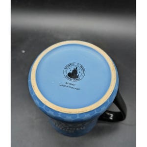 Taza de café de cerámica azul y negra de 355 ml con diseño de Mickey Mouse de Disney Parks y la frase "Cansado por la mañana" imagen 6