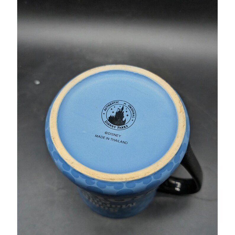 Taza de café de cerámica azul y negra de 355 ml con diseño de Mickey Mouse de Disney Parks y la frase "Cansado por la mañana" imagen 6