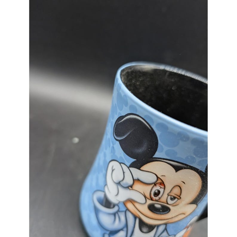 Taza de café de cerámica azul y negra de 355 ml con diseño de Mickey Mouse de Disney Parks y la frase "Cansado por la mañana" imagen 3