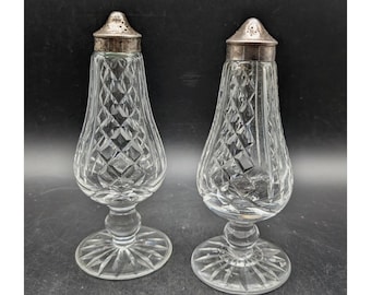 Waterford Lismore kristallen zout- en peperstrooiers set met voetjes en zilverkleurige deksels.