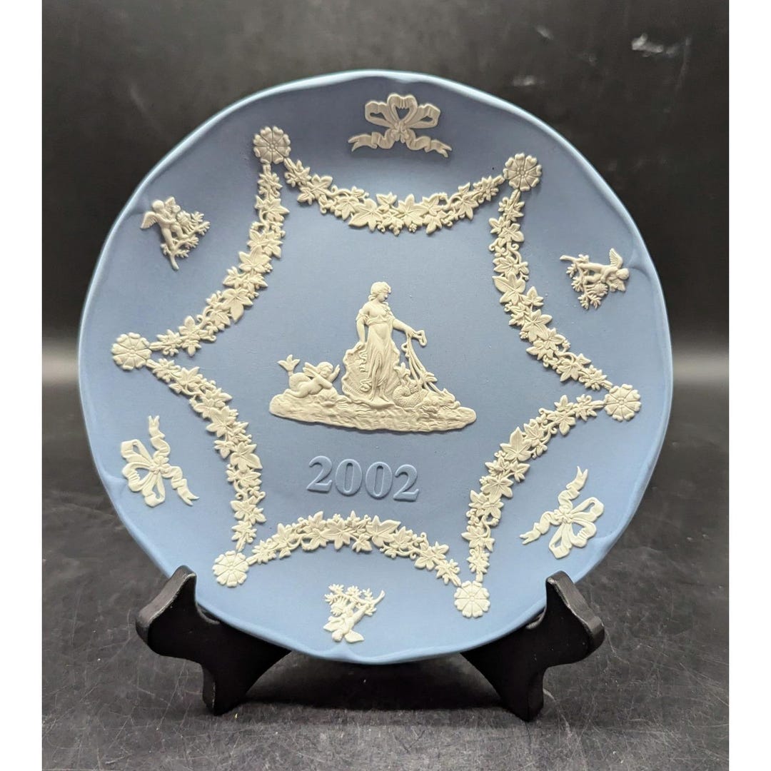 ウエッジウッド　year  plate 2002 Wedgwood Blue Jasperware 2002 Annual Plate Hebe & Eagle 7 1/8