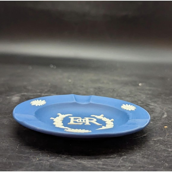 1953 QUEEN ELIZABETH II Coronation Ashtray Wedgwood Royal Blue