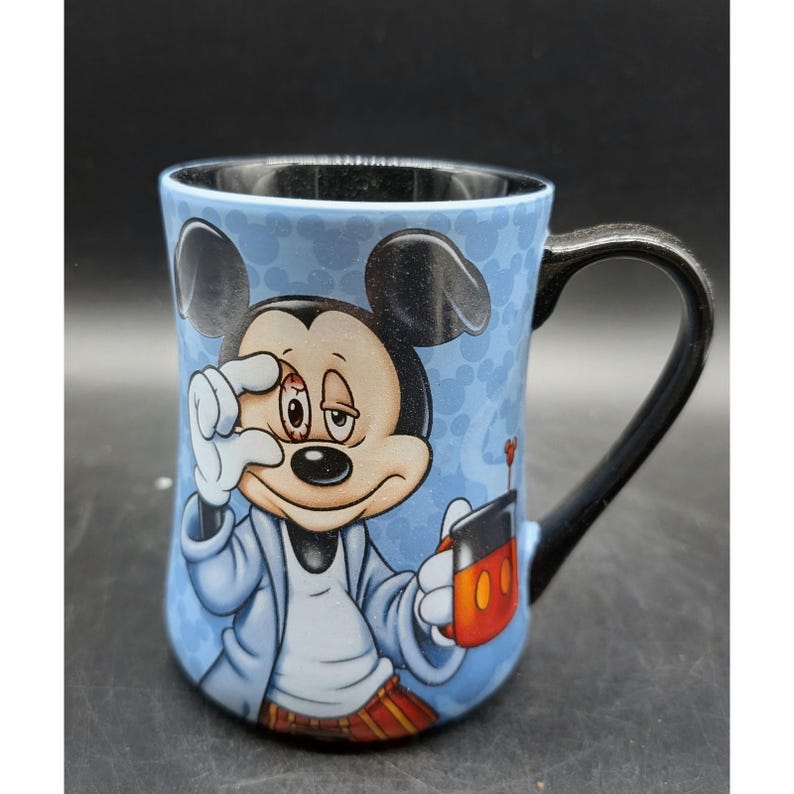 Taza de café de cerámica azul y negra de 355 ml con diseño de Mickey Mouse de Disney Parks y la frase "Cansado por la mañana" imagen 1