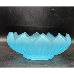 Vintage Westmoreland Blue Satin Mist Glass Lotus Centerpiece Fruit Bowl 9.25”