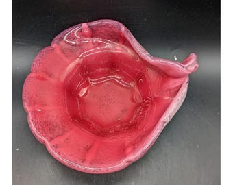 Ciotola vintage italiana in vetro artistico di Murano rosa e bianco con manico ondulato e decorazioni a spirale, 16,5 cm.